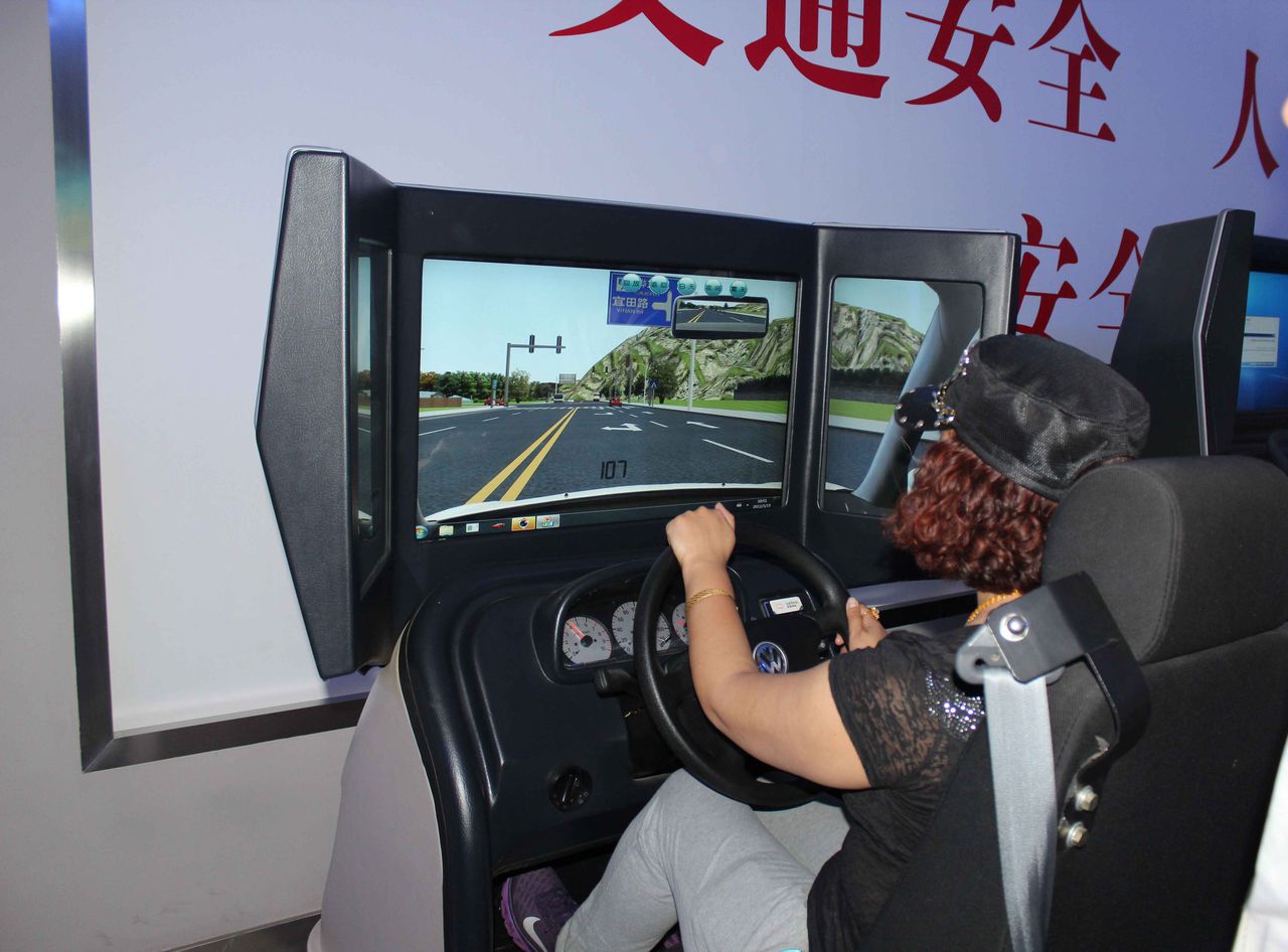 4399游戏遥控小汽车：孩子们的欢乐之选！