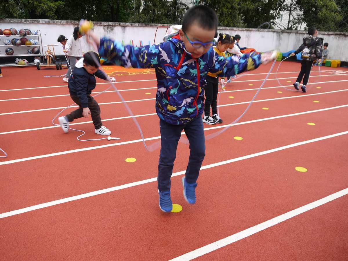 小学体育课游戏视频教学_小学体育课放松游戏_小学体育课放松小游戏