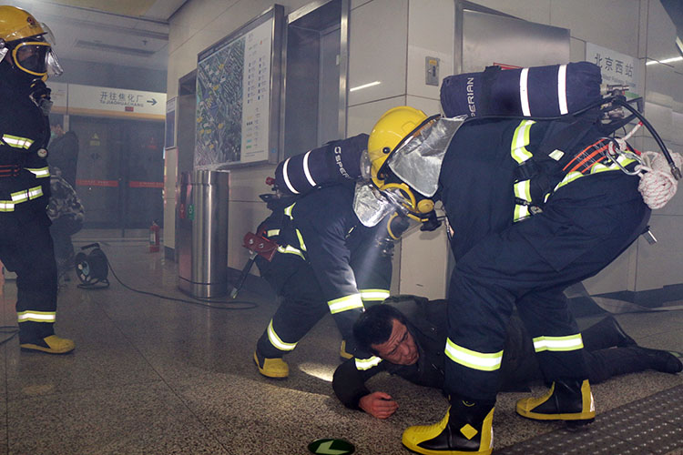 在地铁逃生中怎么更改地区_地铁逃生gg修改器教程_地铁逃生修改器