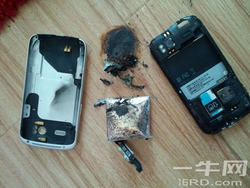 手机烫到爆炸_手机玩游戏烫会不会爆炸_手机打游戏非常烫会爆炸吗