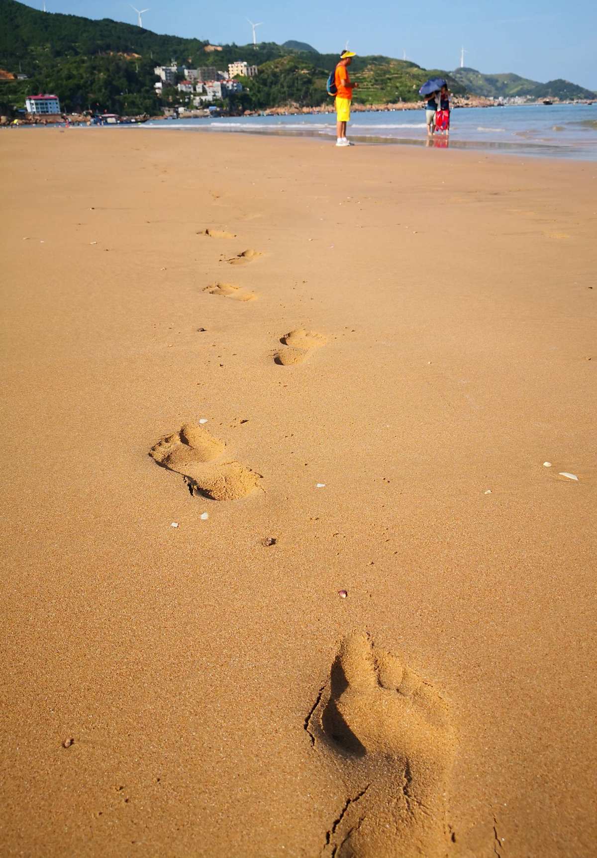 炎炎夏日，沙滩美女手机游戏，阳光洒满了整个沙滩，带来一丝清凉