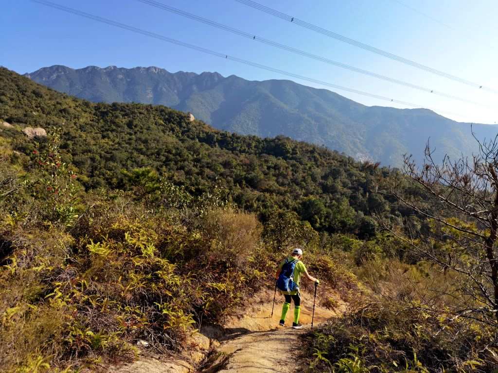 爬山拍照手机游戏-攀登高峰，拍摄壮丽景色