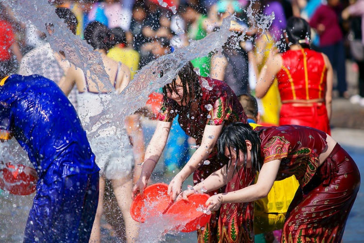 泼水节是几月几号-彝族泼水节：中国少数民族传统盛会