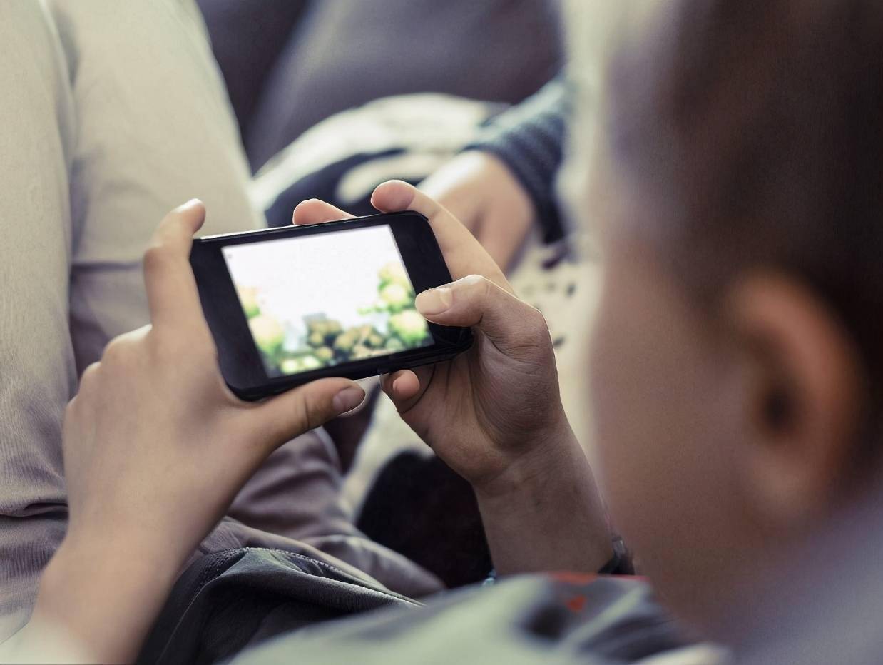 手机不能玩游戏的危害-手机游戏危害揭秘：学习受影响、健康受威
