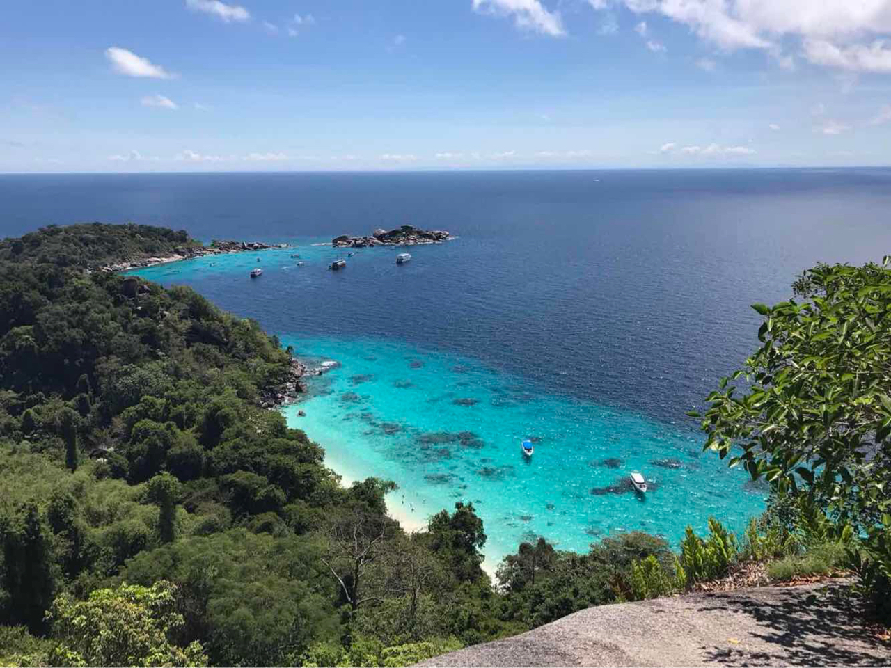 塔希里亚探险之旅：海滩风情与山脉壮丽对比