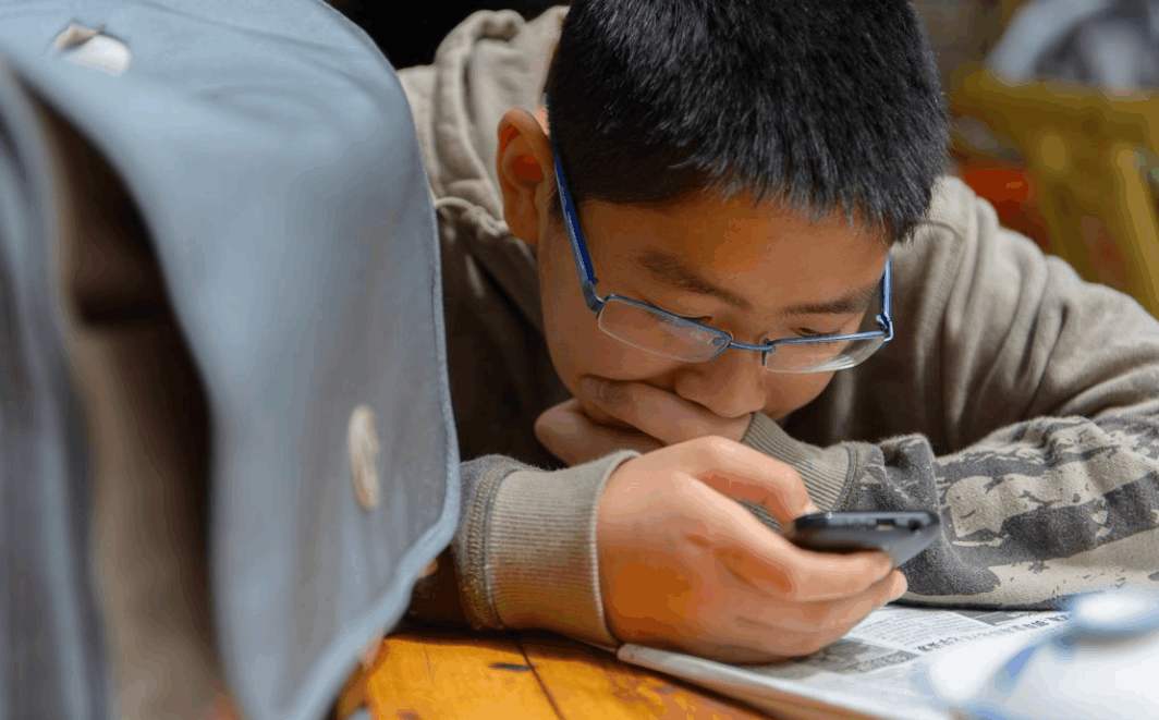 如何避免小孩用手机打游戏_小孩打手机游戏危害_小孩避免打手机游戏用英语翻译