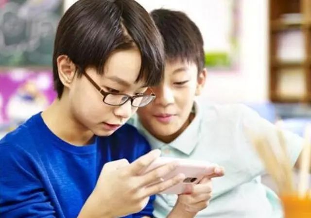 小孩打手机游戏危害_小孩避免打手机游戏用英语翻译_如何避免小孩用手机打游戏