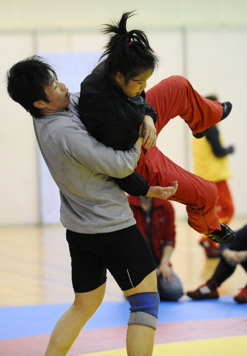 女摔跤冠军游戏下载手机版-小芳：身体力量与专注毅力，女摔跤冠