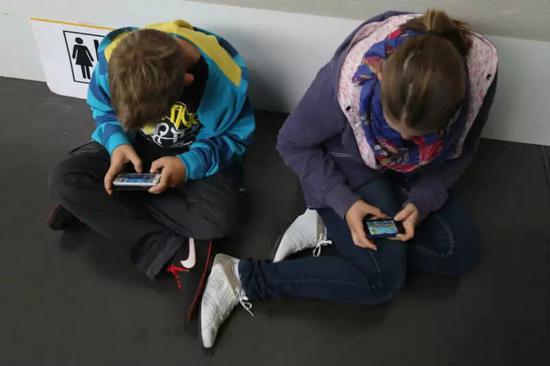 孩子玩手机游戏如何疏导_玩手机游戏孩子让小孩玩好吗_让孩子玩手机的小游戏