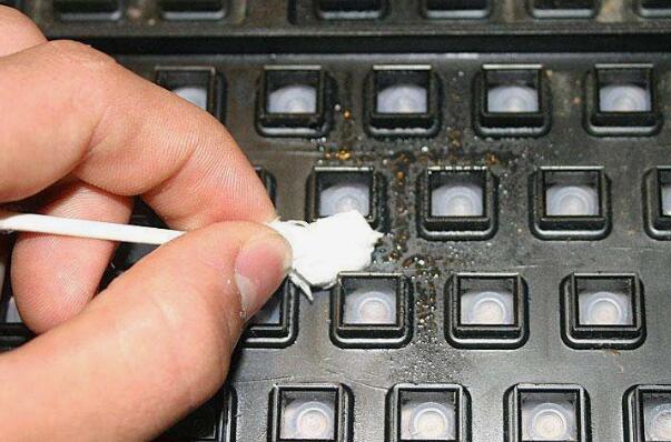 机械键盘缝隙里很脏怎么清理-如何轻松清理机械键盘缝隙？三步教