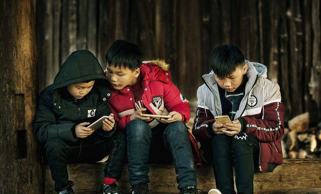 少儿沉迷手机游戏-手机游戏：如何帮助孩子走出沉迷，拯救未来？