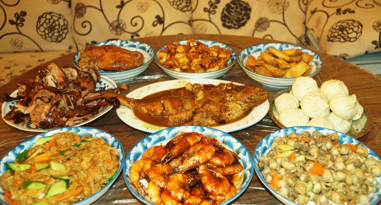 春节介绍-中国春节：家人团聚、美食丰盛，热闹庆祝活动