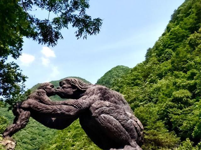 探寻神秘魅力：露璃娜的艺术之旅