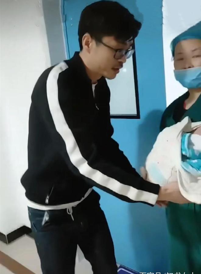 办宝宝玩手机游戏好吗_三岁宝宝玩手机游戏怎么办_宝宝玩手机游戏好吗