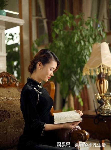 女人手婬手机游戏-平凡女人的游戏世界：放松身心，增进友谊，超