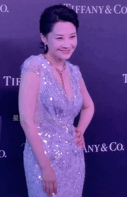 雨后小故事gif动态图原版-雨后小故事：小男孩为流浪猫遮雨，