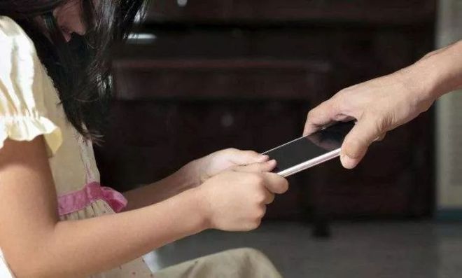 女孩玩手机游戏要怎么教育_女生打游戏手机_女孩玩游戏要什么手机