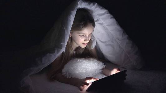 女孩玩手机游戏要怎么教育_女孩玩游戏要什么手机_女生打游戏手机