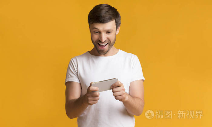 男生打游戏图片真人_男生打游戏壁纸_室内男人用手机打游戏图片
