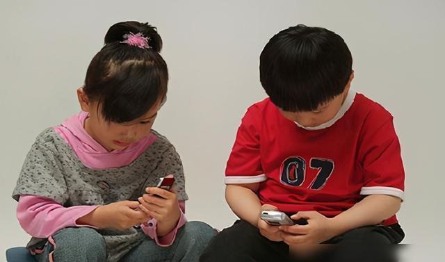三岁可以玩手机游戏吗小孩-三岁小孩玩手机游戏，家长们要警惕这