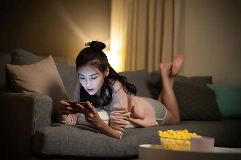 烫发可以看手机吗_烫头发能玩手机吗_手机发烫能玩好游戏吗女生