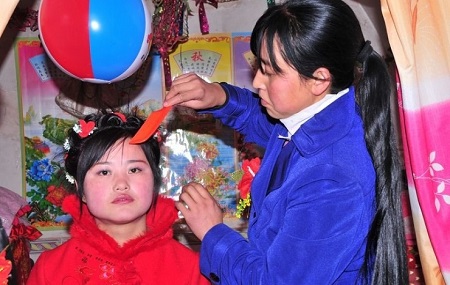 各地结婚风俗-各地婚礼风俗大揭秘：北方热闹似火，南方温婉如画