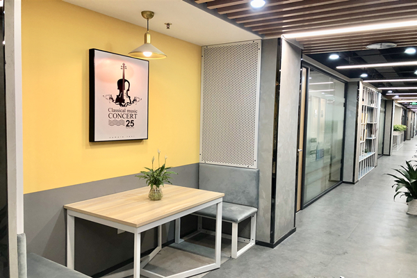 办公室可以玩手机吗_办公室玩手机怎么处理_手机放在办公室玩游戏好吗