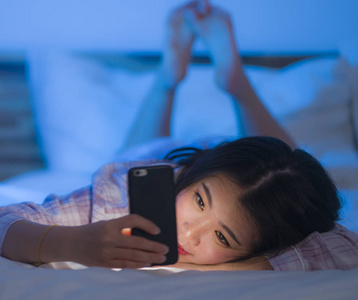 女孩沉迷手机玩游戏电影-沉迷手机游戏的女孩们，放下手机，拥抱